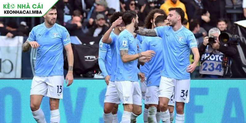 Lazio chiếm được lợi thế sân nhà và phong độ ổn định
