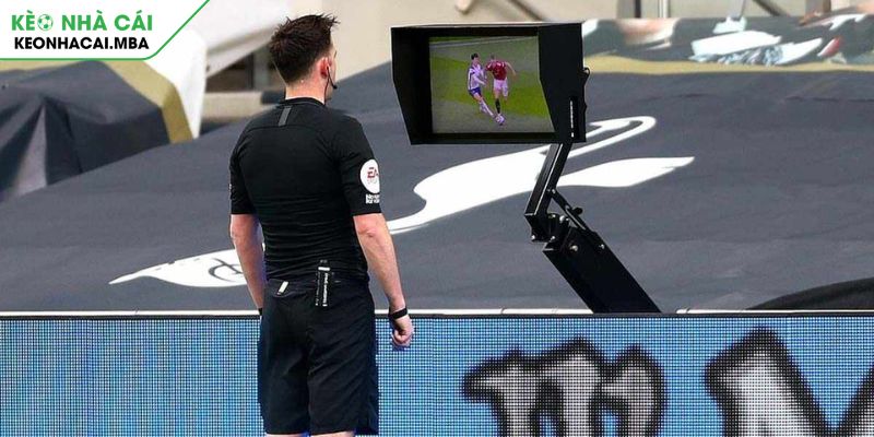 Xác định phạt đền dựa vào VAR là gì?