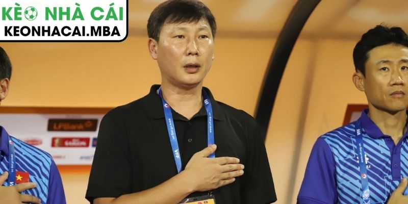 Truyền Thông Xứ Chùa Vàng Cúi Đầu Trước HLV Kim Sang-Sik, Kêu Gọi Đập Đi Xây Lại 4 Dấu ấn của HLV Kim Sang-sik và sự dịch chuyển quyền lực khu vực