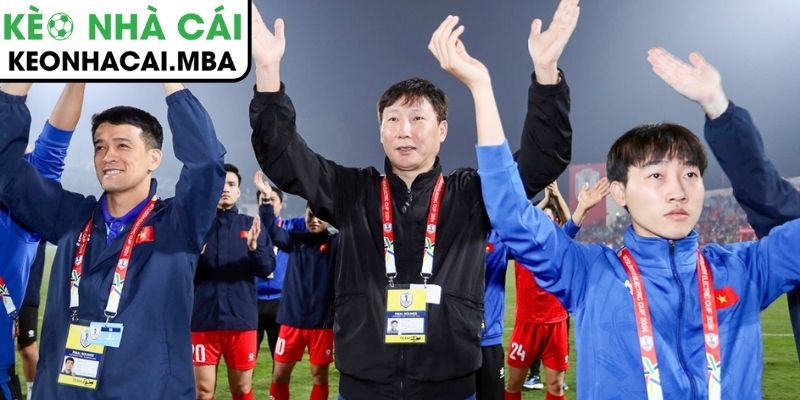 Truyền Thông Xứ Chùa Vàng Cúi Đầu Trước HLV Kim Sang-Sik, Kêu Gọi Đập Đi Xây Lại 2 Truyền thông Thái Lan thừa nhận thất thế trước HLV Kim Sang-sik